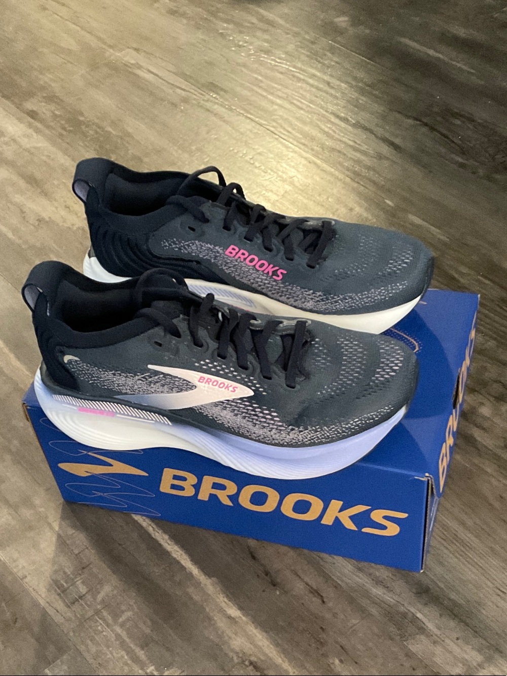 Women’s Brooks Adrenaline GTS 25 size 7